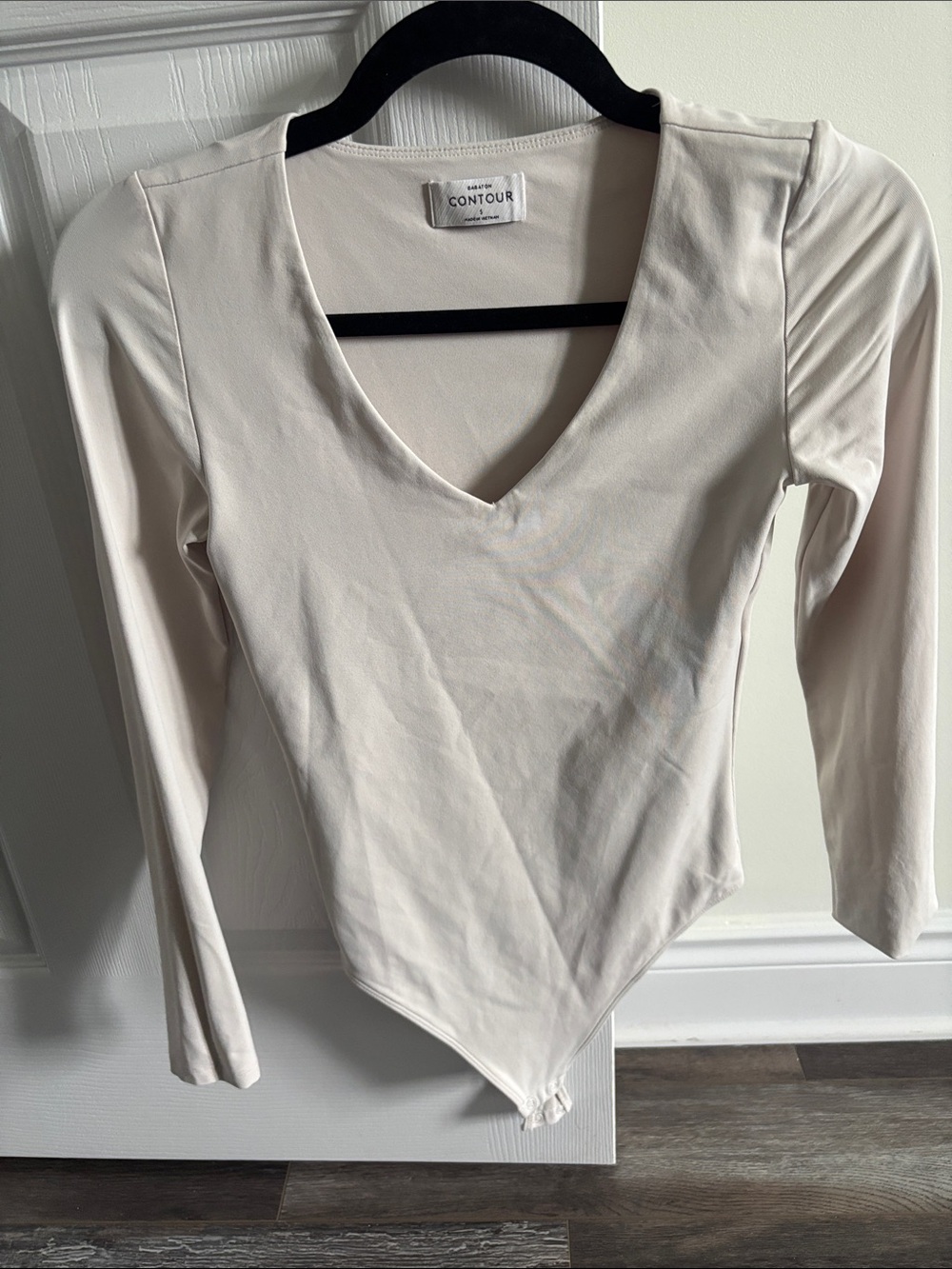 Babaton Cream Babaton Contour V-Neck Long Sleeve Bodysuit